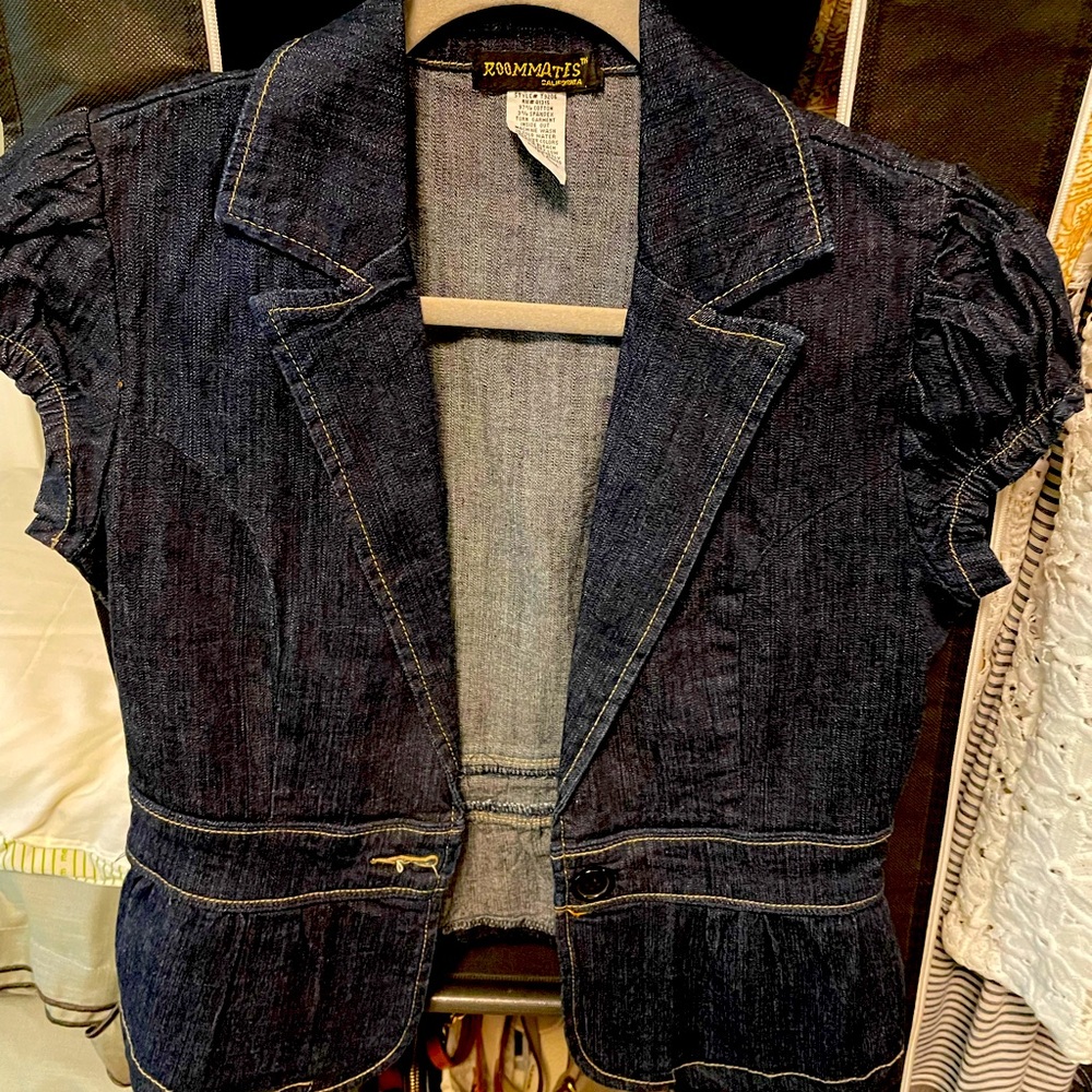 Cute Jean blazer size medium but can probably fit a small as well.